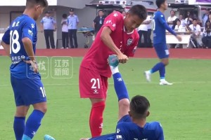 友谊不是第十四！“苏超”宿迁队员腿抽筋，盐城队员帮压腿