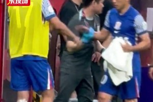 于汉超替补上场又伤退，大腿后侧紧急敷上冰块
