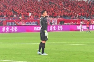 泰山主场1:3不敌成都蓉城，王大雷情绪失控，对着教练席激动喊话!