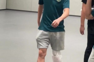 应该问题不大！王钰栋赛后左膝敷着冰袋，和队友说笑离开球场