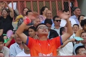 “喀什杯”比赛现场，鲁蜜与岳普湖县观众配合一起为泰山队加油