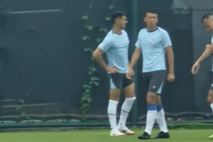申花赛前训练:以恢复为主，阿马杜参与合练，王汉龙弟弟场边观看