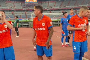 克雷桑这场比赛挺拼，两门柱一进球都被吹，谢场时都有些站不住了