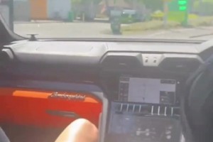 签约利物浦！科尔克兹爸爸非常开心，开兰博基尼时播放利物浦歌曲