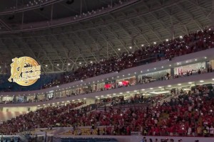成都蓉城在主场5-0战胜深圳新鹏城，赛后球迷大合唱《逆战》