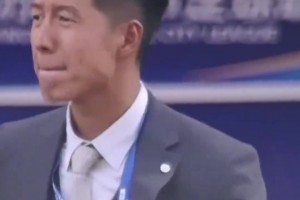 “苏超”撒贝宁分宁？ 淮安队主教练回应穿正装出席比赛
