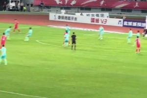 精彩进球！胡书铭世界波+童心晃倒防守兜射，盐城2:0镇江重回榜首