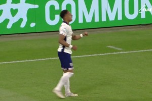 英格兰2-0领先德国！麦卡蒂送助攻，哈钦森抽射破门空翻庆祝！