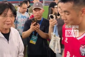 水庆霞闪现“苏超”赛场 赛后和盐城队长亲切交谈
