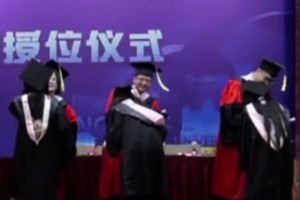 女球迷毕业时让校长举着切尔西旗子…如果校长阿森纳或热刺球迷呢