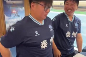 “苏超专列”⚡ 一车厢都是徐州人，两个泰州小孩哥成大熊猫了