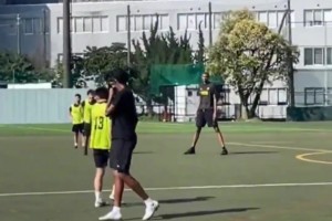 文班亚马现身野球场，模仿C罗的姿势直接任意球破门