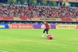 踢的还挺花！郭艾伦上演罗纳尔多钟摆式过人，过掉门将后还不射门