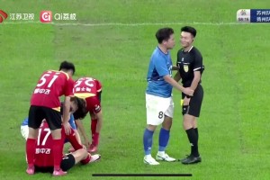笑眯眯的给黄牌！网友：脾气这么好的裁判真是太少见了