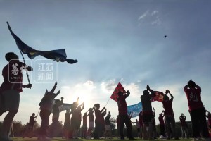 徐州球迷深情告白“苏超”：足球和生活一样，不努力拼搏终会后悔