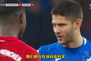 那天拜仁全队正大光明的踢默契球，只为支持一位80岁的老者......
