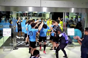 是热血少年漫的结尾！高井幸大加盟热刺，队友球迷为其盛大送行