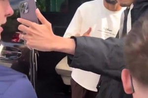 库尼亚在卡灵顿门口，不少球迷在堵他并拍照合影