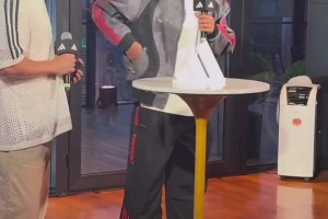 亚马尔中国行来啦！18岁的小孩哥，这大高个真让人羡慕
