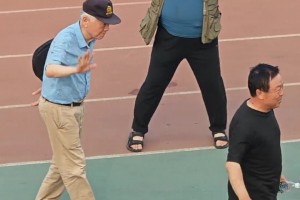 祝您健康长寿！实拍：北京球迷为北京足球教父送上掌声