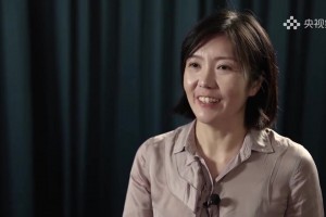 央视：你怎么看待梅西给你洗澡？亚马尔：他有他的传奇，我走自己