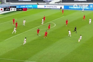 传谁呢？谢文能后场断球，观察后一脚传给日本球员