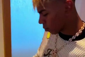 壕！亚马尔展示获赠的价值40万欧的黄金钻石专属项链