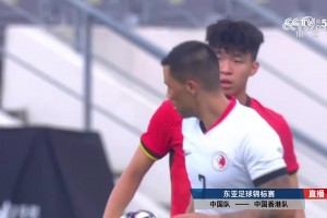 王钰栋被犯规后恶狠狠瞪对手，央视解说：不发脾气才是本事