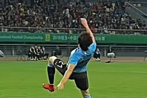 漫画照进现实！他这记倒钩，是力量与美的完美结合！