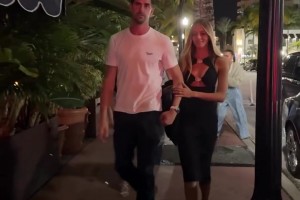 库尔图瓦携娇妻在迈阿密一家饭店吃饭，妻子颜值气质甚佳！