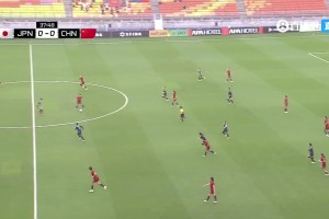 中国女足中路这下摆脱太漂亮了，一脚转移给到边路突破日本女足！