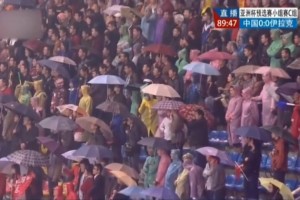 于大宝绝杀伊拉克！当初全场的球迷都在雨中站着看这个角球