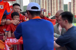 人气不输球员！韩鹏给球迷签名，忙得不亦乐乎