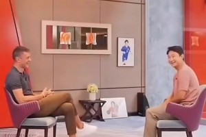 02世界杯恶犯马尔蒂尼的球员如今再见面，其甚至不敢与马队对视！