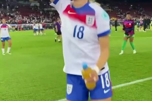 英格兰女足艰难晋级欧洲杯四强后，凯莉热舞庆祝胜利