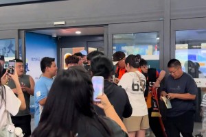 别挤！别挤！王大雷回到家乡大连了，被球迷团团围住要求签名