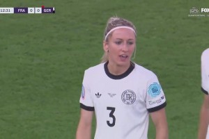 活久见！德国女足禁区内拉拽对手头发犯规，被判罚红点套餐！