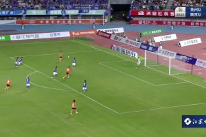 南京滕帅又进球啦！解说：他今天踢得是影子前锋，有点像格列兹曼