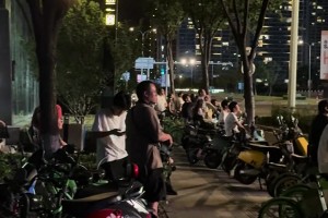 百姓街头看球！苏超把中国民间足球带到了一个前所未有的高度