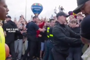 甲亢哥在立陶宛惨遭身材丰满的女性“偷袭”，一旁保镖都不淡定了