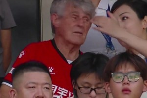米卢现身常州奥体中心观战苏超！身穿球衣声援川队！