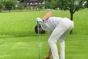 穆勒社媒晒打高尔夫视频，大家快来看看水平如何！