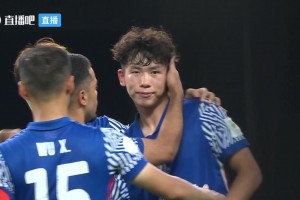 年轻交学费！失点后申花众将安慰刘诚宇