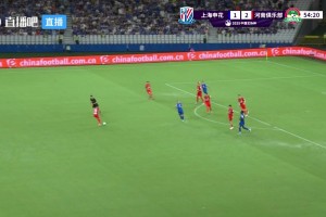 影响发挥！申花主场浇水太多，球场反光明显