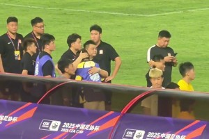 青岛西海岸投资人将泪流满面的儿子抱在怀里，可能这就是足球吧~