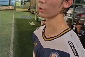 你怎么看？老外在中国踢野球不敢铲球怕赔钱