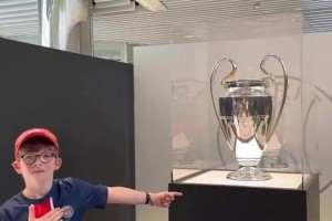 队史55年来首次拿下欧冠冠军！大耳朵杯亮相巴黎王子公园球场