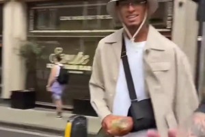 球迷在伦敦街头偶遇手术后的贝林厄姆