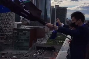 曾记否？当年国米拿下意甲冠军，张康阳在国米总部与球迷摇旗互动