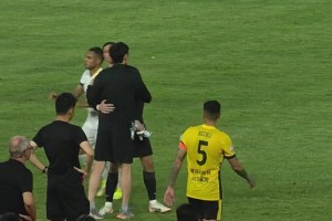 两位国安门神惺惺相惜，实拍：侯森赛后拥抱杨智